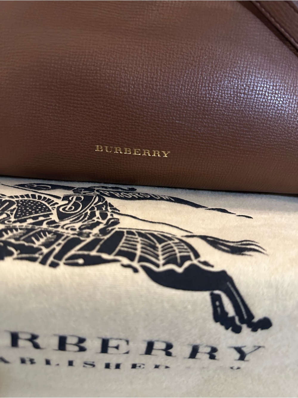Burberry Medium Banner Tote Bag in Tan Grained Derby Leather - Picture 8 of 16